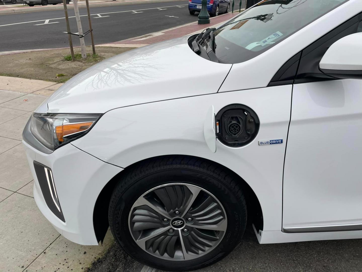 2020 WHITE /GRAY Hyundai Ioniq Plug-In Hybrid SE (KMHC65LD2LU) with an 1.6L L4 DOHC 16V HYBRID engine, 6A transmission, located at 744 E Miner Ave, Stockton, CA, 95202, (209) 944-5770, 37.956863, -121.282082 - Photo#4